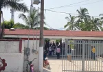 alumnos salen de las escuelas