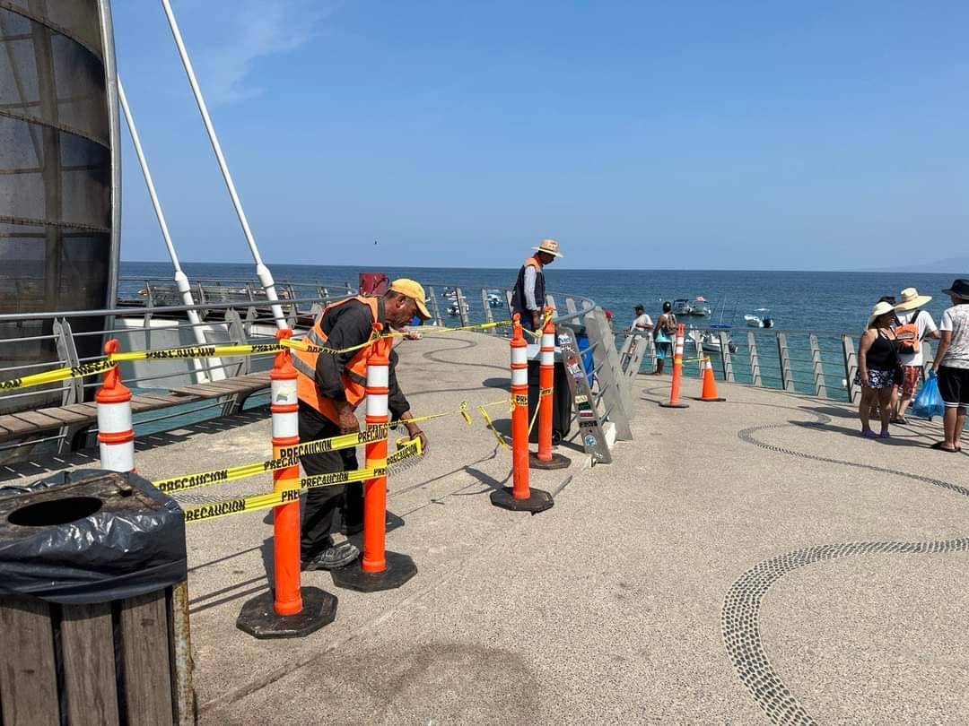 Gobierno de Jalisco reparando el muelle Los Muertos.