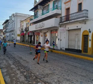 Corredores participando de carrera recreativa