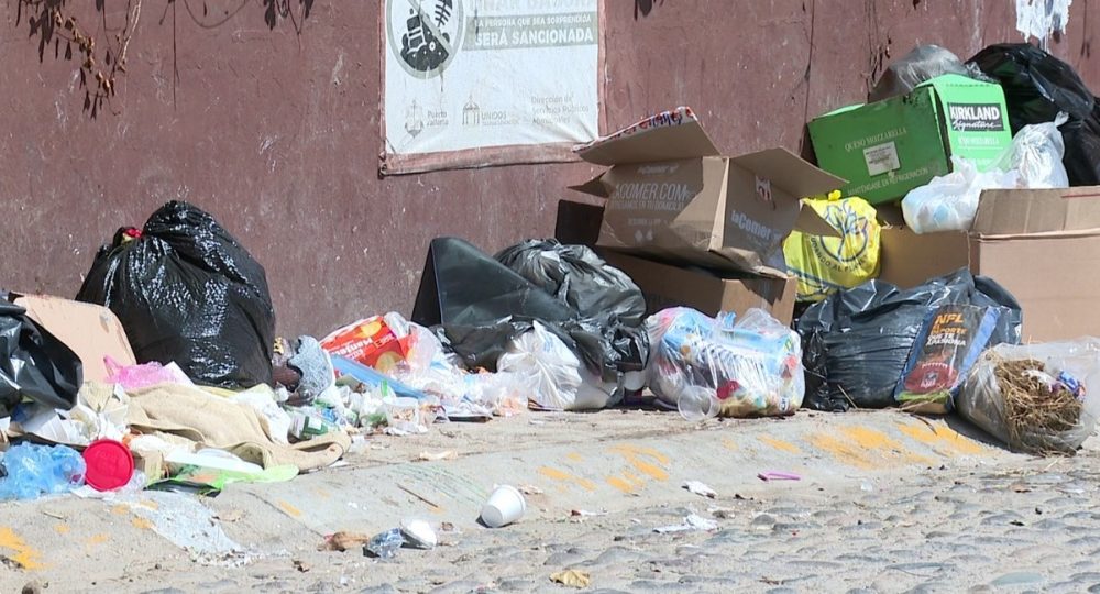 Vecinos sacan sus residuos sólidos a cualquier hora del día, sin importarles la problemática que ocasionan