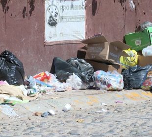 Vecinos sacan sus residuos sólidos a cualquier hora del día, sin importarles la problemática que ocasionan