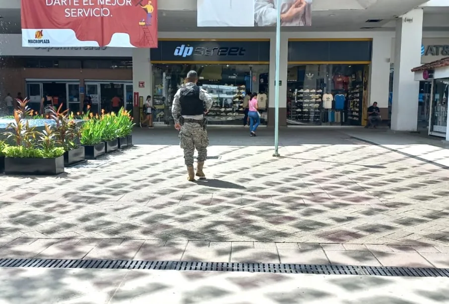 Policías en operativo de vigilancia