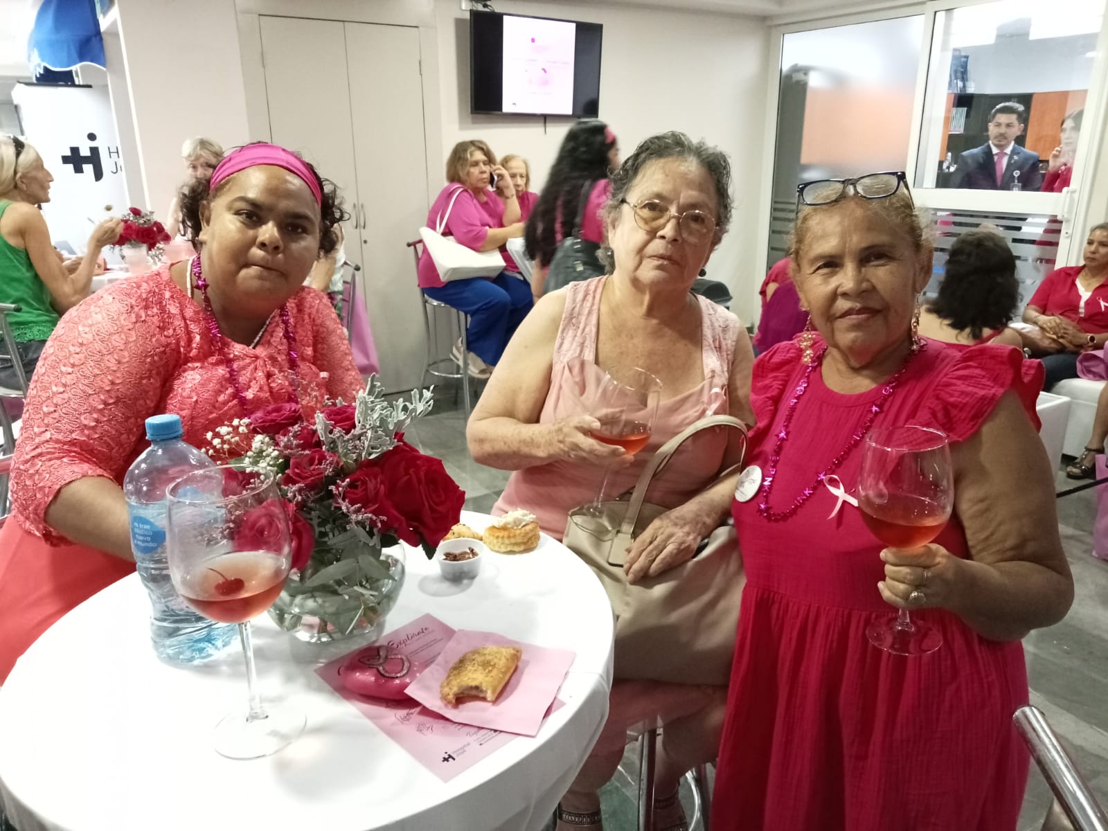 Mujeres en Coctel sobre el cáncer de mama en Hospital Joya