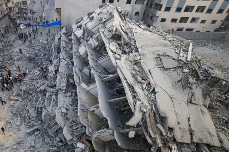 Edificio colapsado por bombardeos