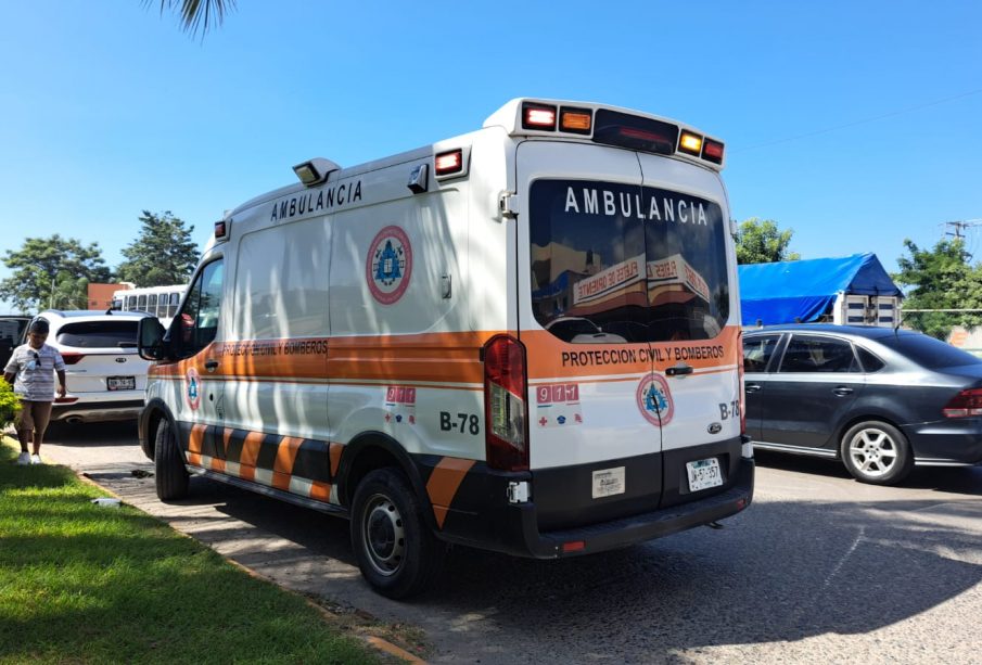 Ambulancia atendiendo a motociclista herido