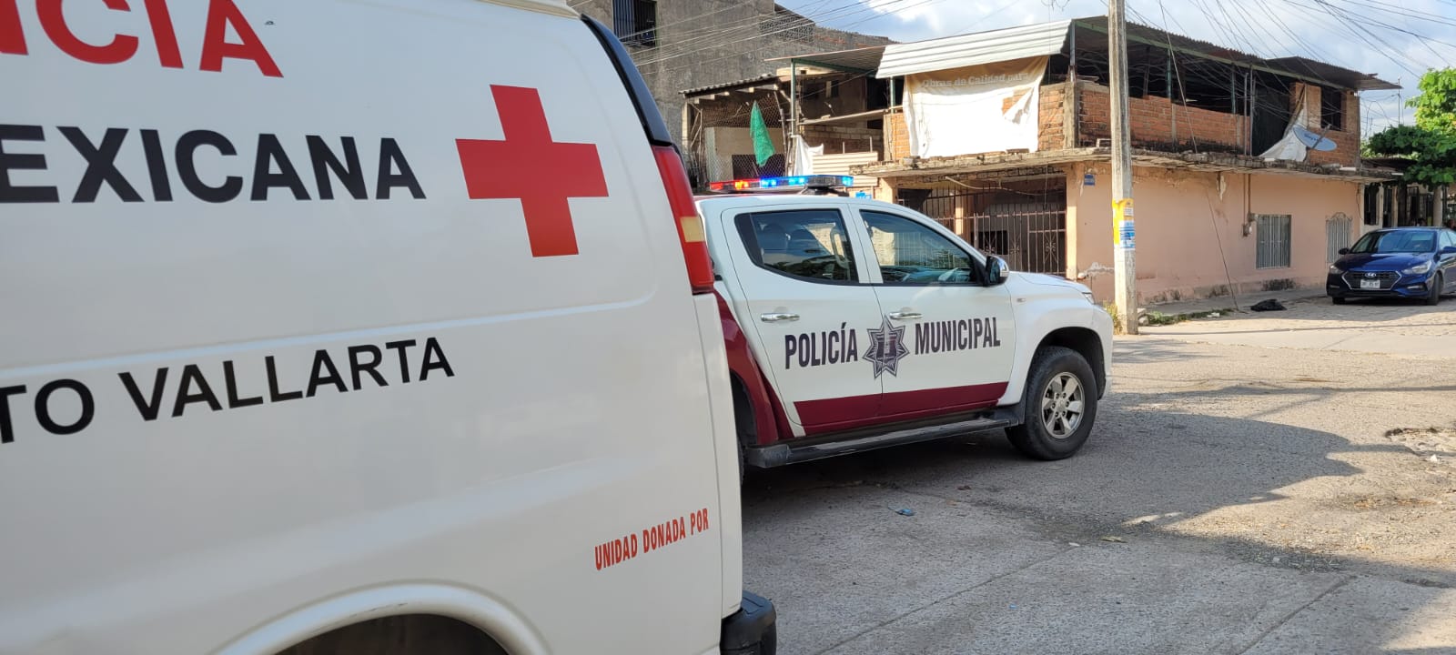 Ambulancia y patulla en El Pitillal