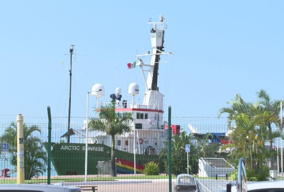 Arctic Sunrise atracado en Vallarta