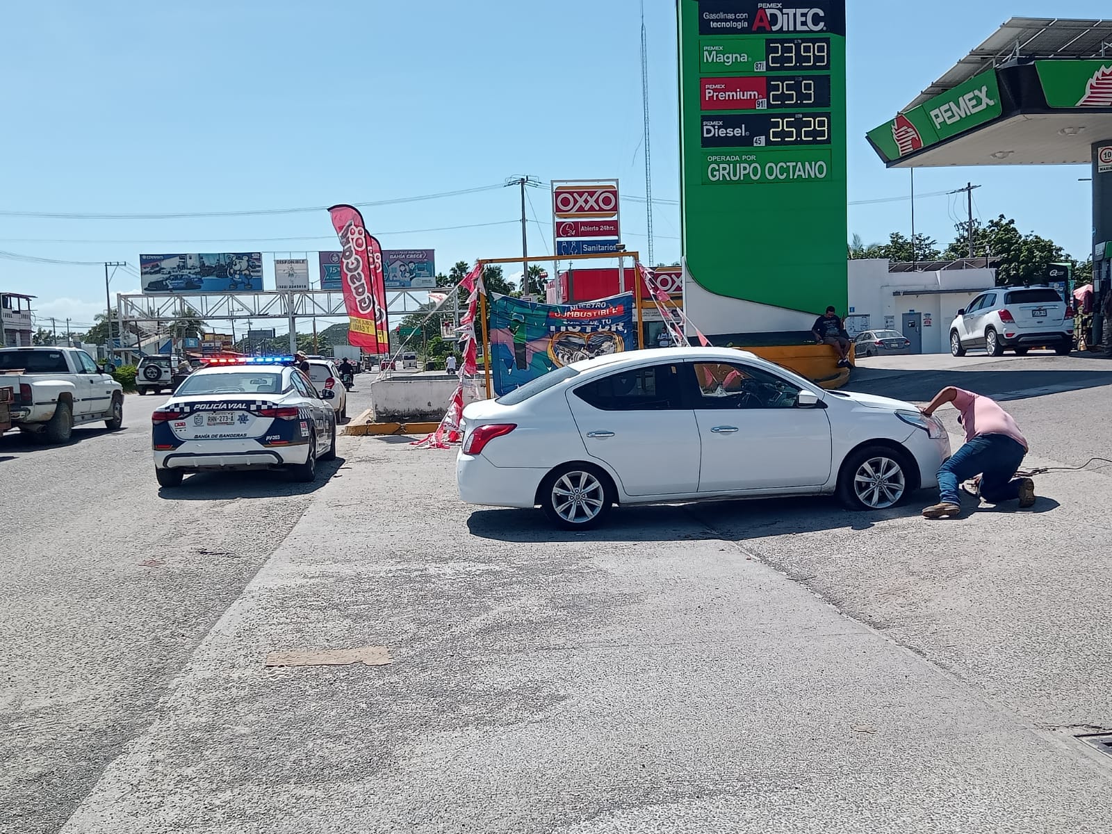 Automóvil blanco chocado en San Vicente