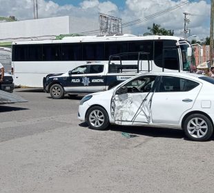 Automóvil chocado en San Vicente