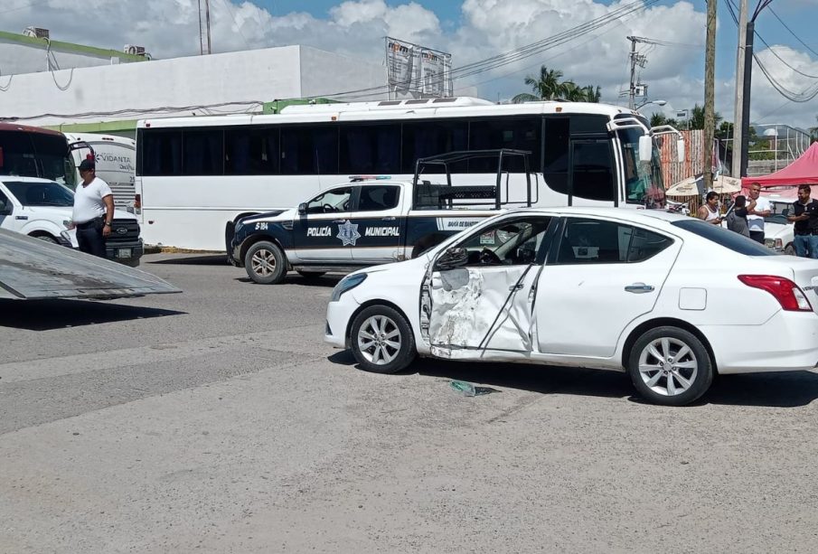 Automóvil chocado en San Vicente