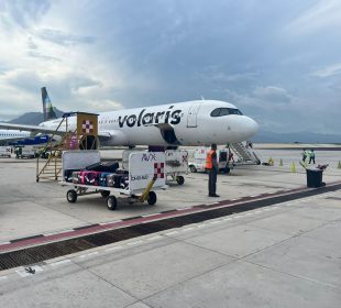 Avión en pista listo para cargar maletas