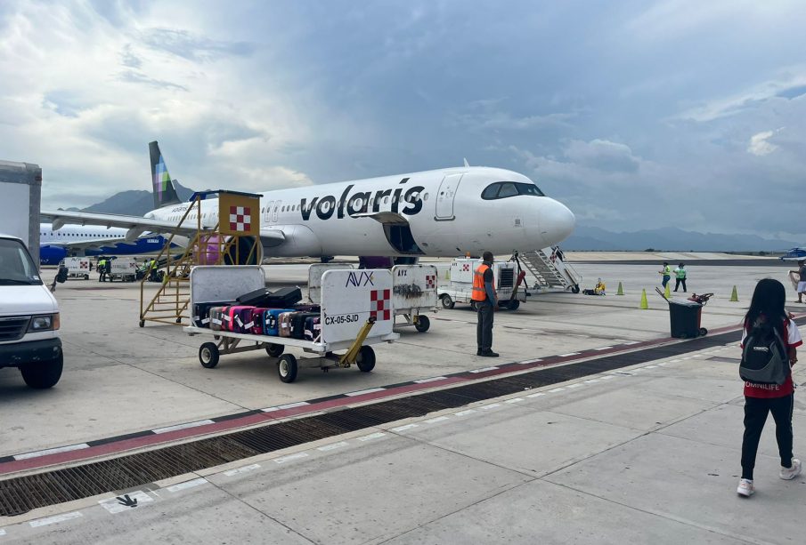 Avión en pista listo para cargar maletas