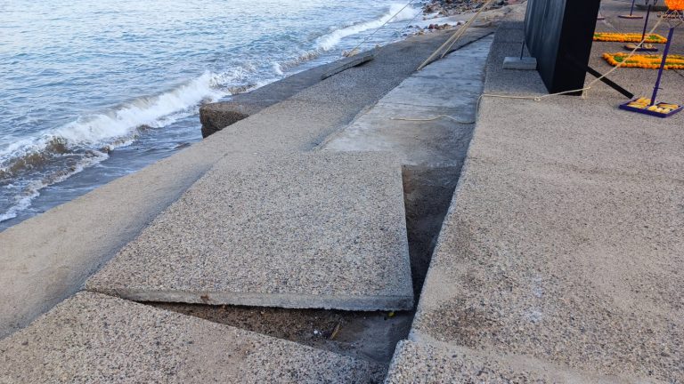 Baldosas de escalera en malecón desprendidas