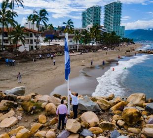 Bandera blue flag en playa de Puerto Vallarta