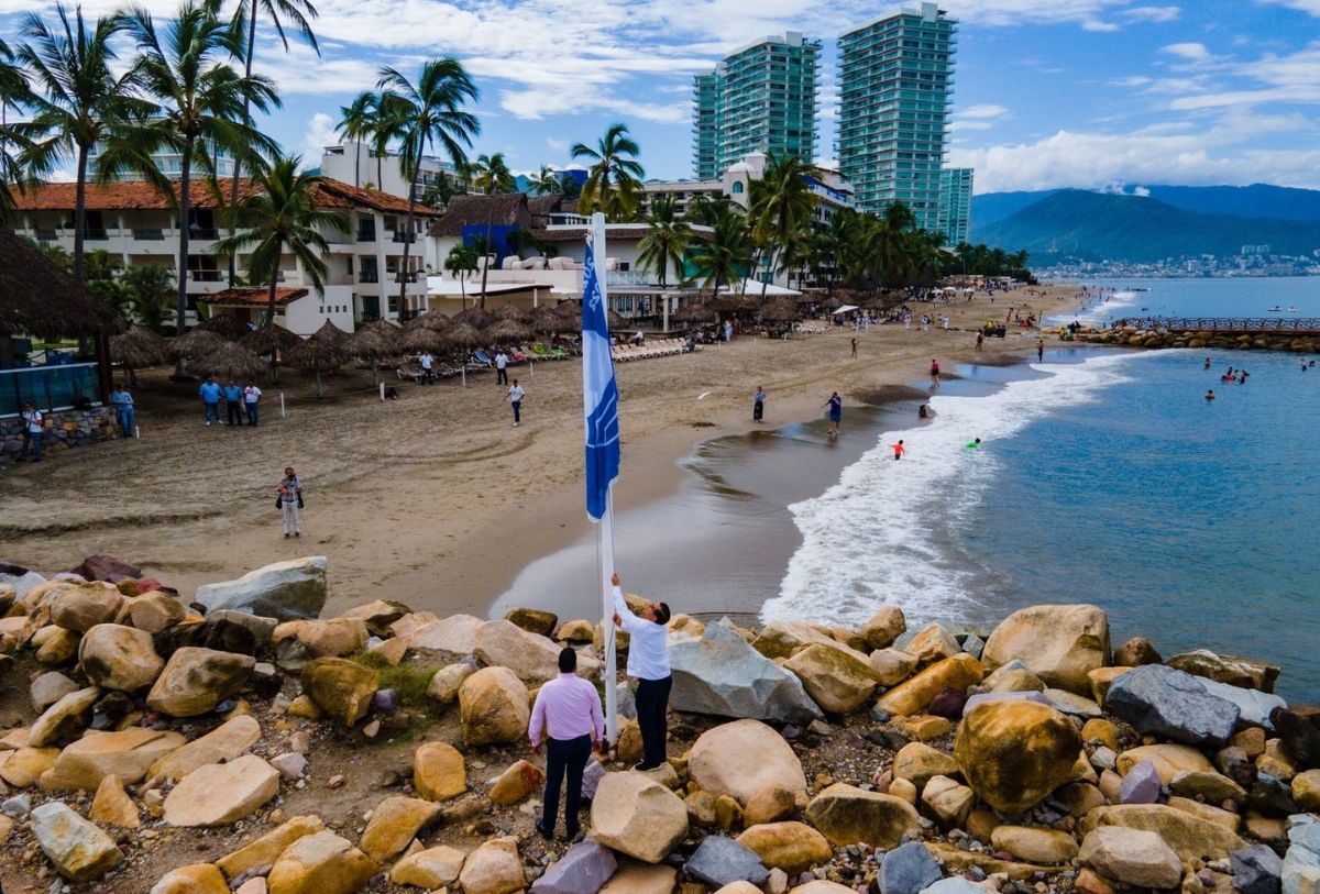 Bandera blue flag en playa de Puerto Vallarta