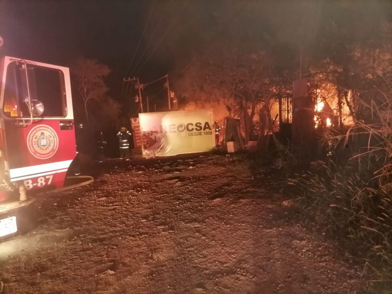 Bomberos atendiendo incendio en recicladora