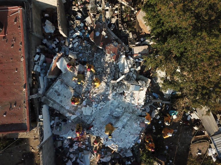 Bomberos trabajando en vivienda que explotó en Tijuana