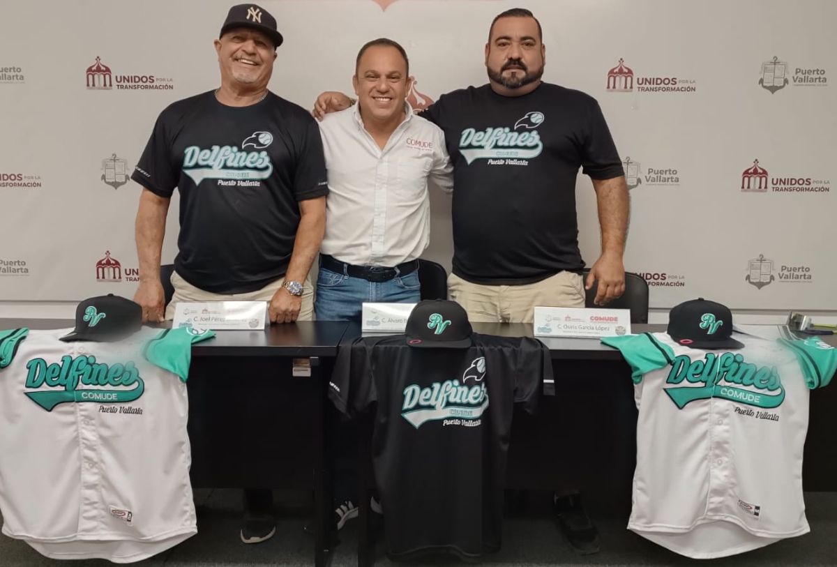 COMUDE presentando camisas de Delfines de Puerto Vallarta