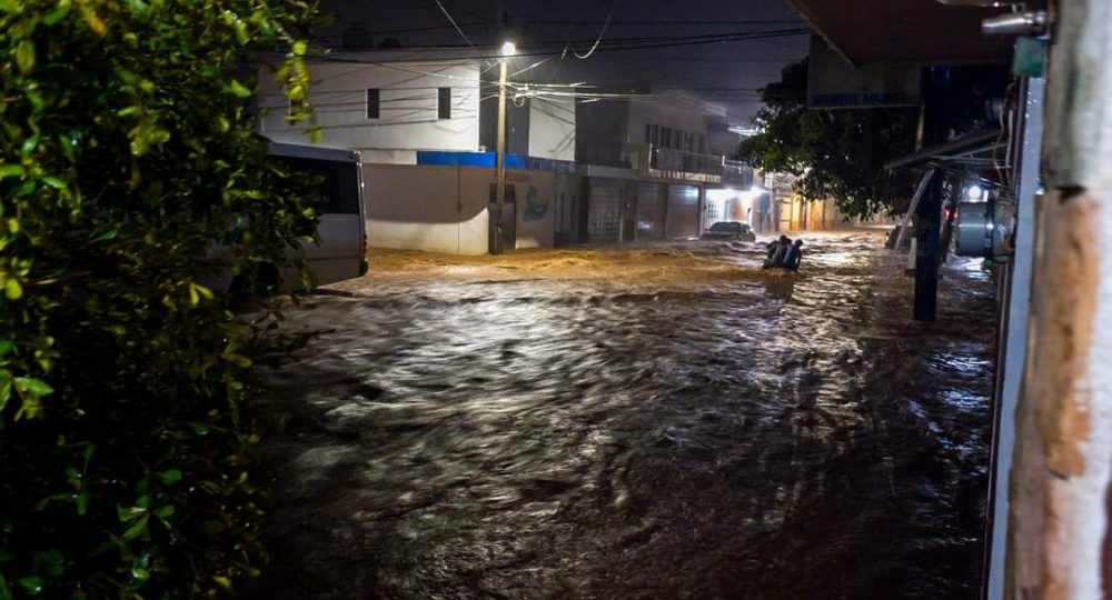 Calle inundada en Compostela por lluvias