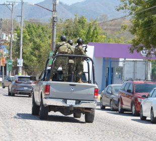 Camioneta con militares