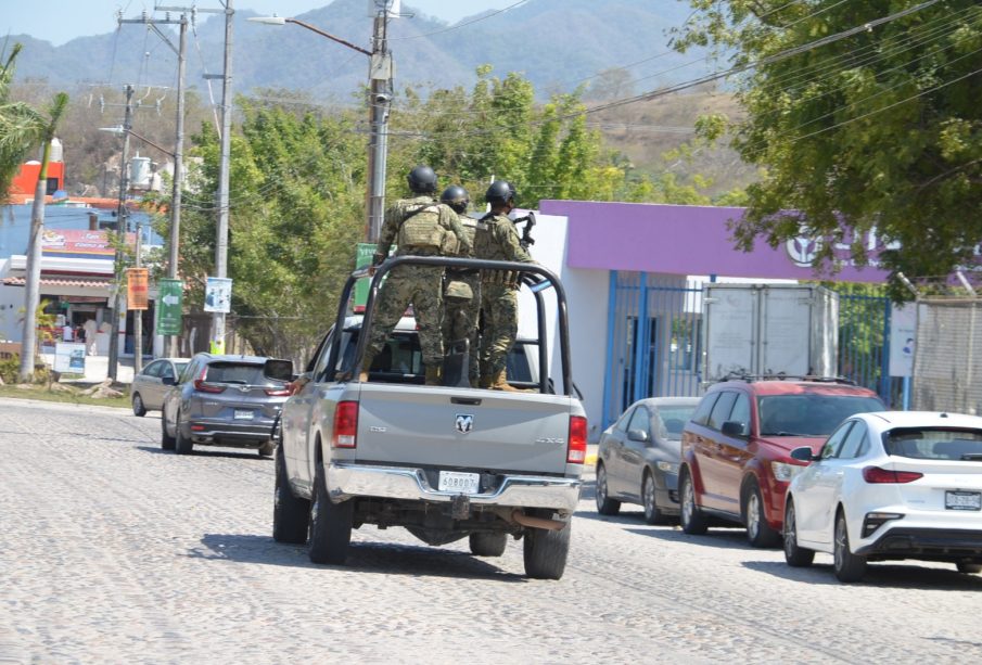 Camioneta con militares