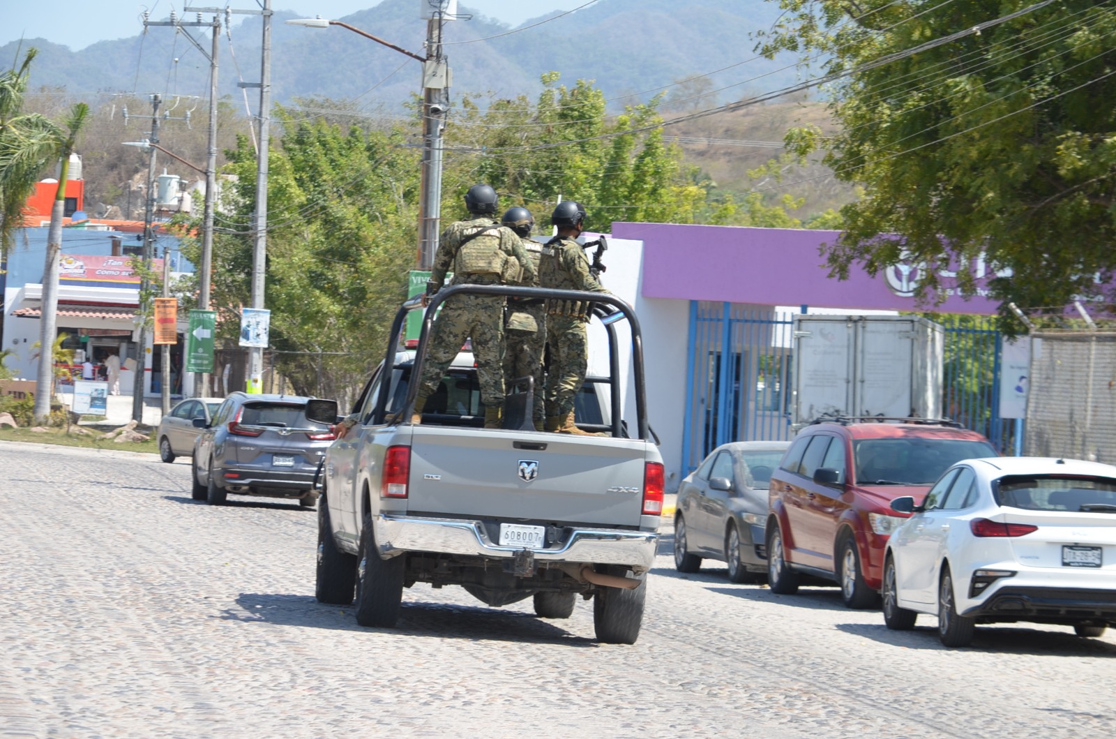 Camioneta con militares