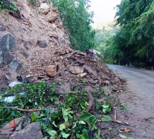 Carretera obstruida por deslave