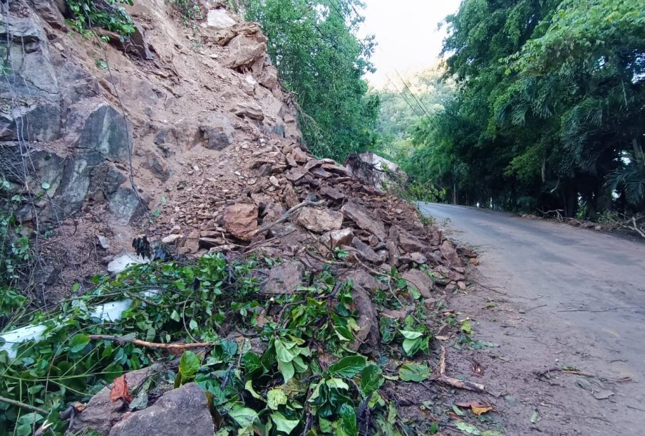 Carretera obstruida por deslave