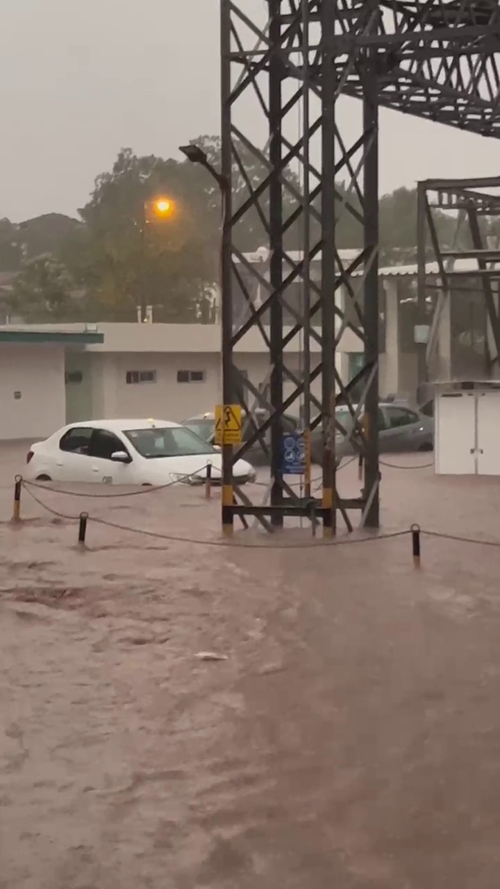 Carros inundándose