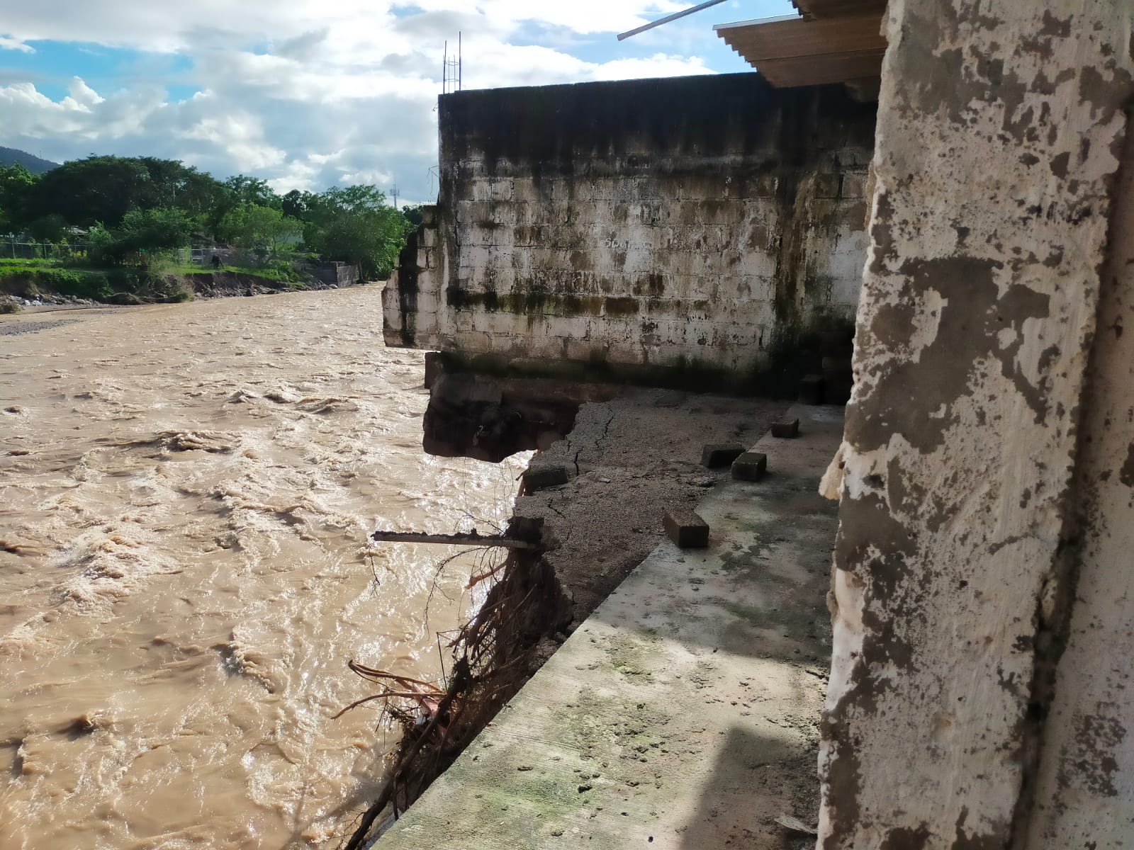 Casa rota por el desbordamiento del río Pitillal