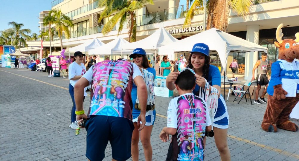 Chicas entregando medallas