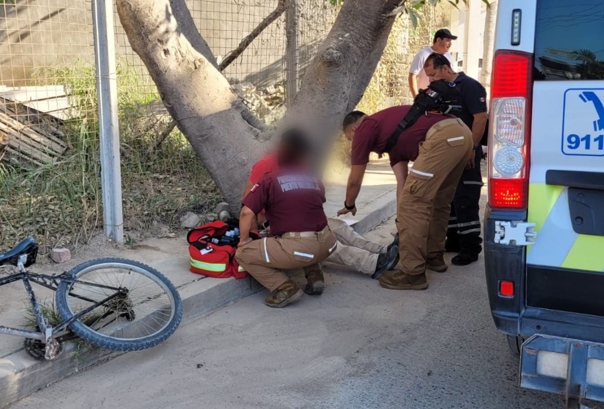 Ciclista atendido por paramédicos