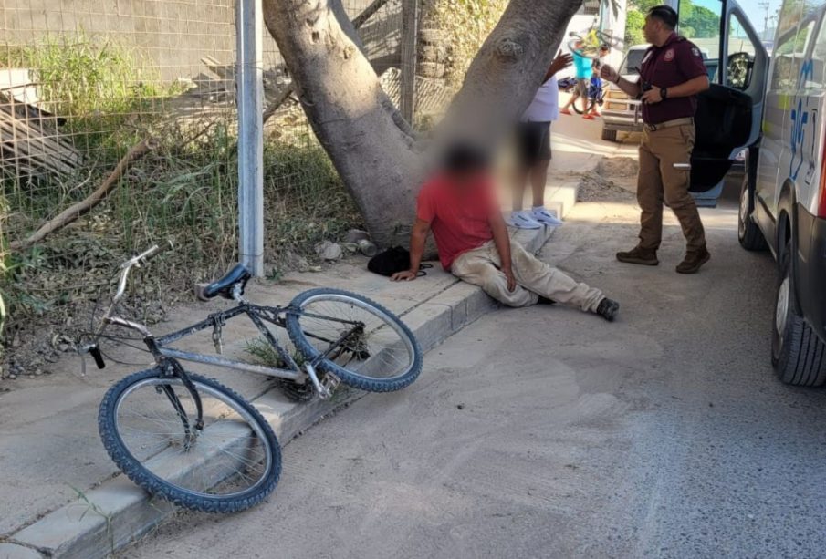 Ciclista sentado en la banqueta