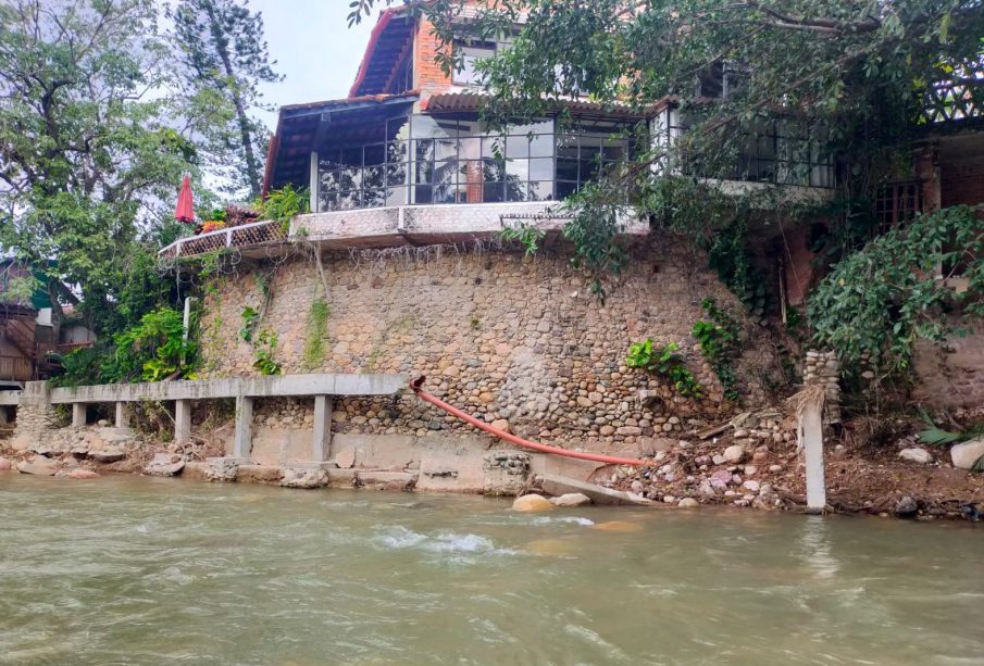 Colapsó tubería de Seapal, paralela al río Cuale