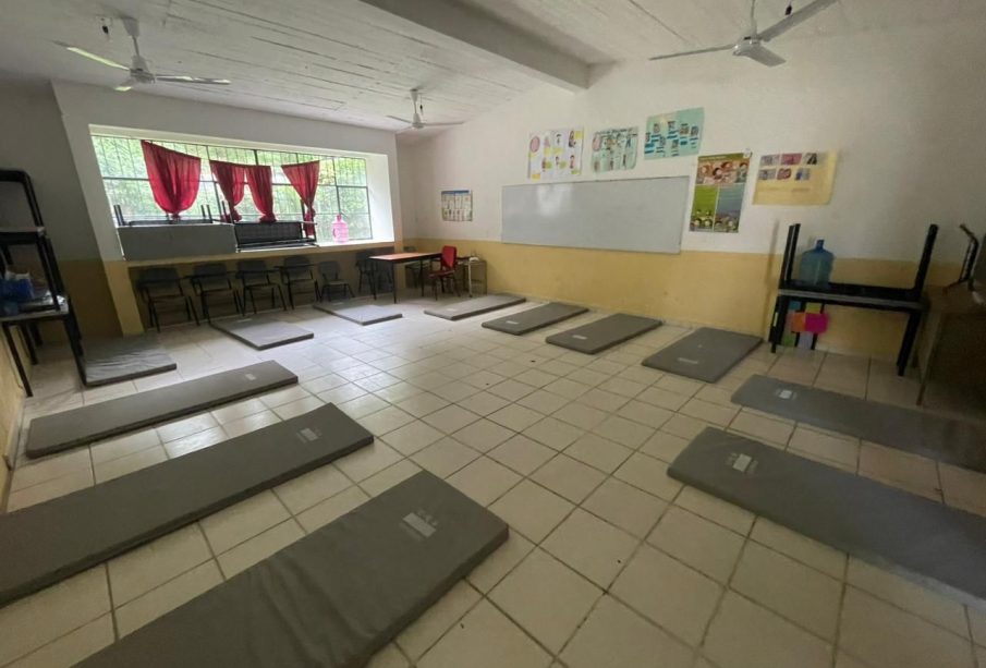 Colchonetas colocadas en salón-albergue