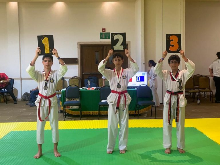 Competidores de taekwondo con medallas y lugares