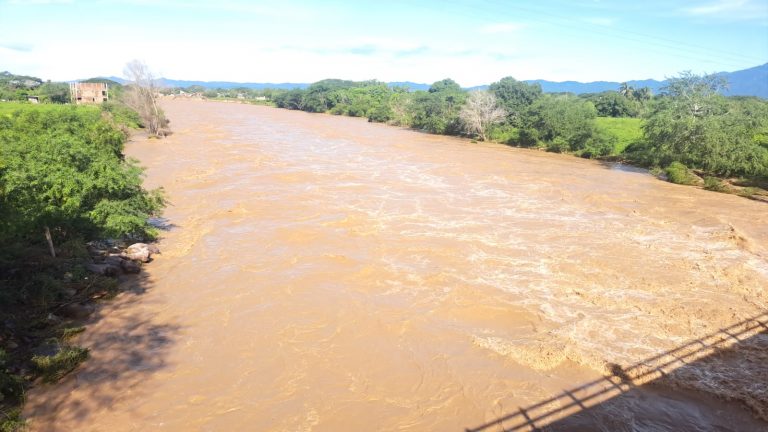 Corriente de rio crecida