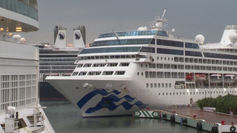 Crucero atracado en marina de Vallarta