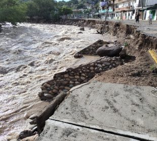 Deslave de calle por crecida de río cuale