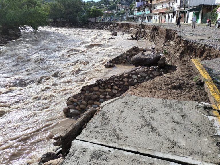 Deslave de calle por crecida de río cuale