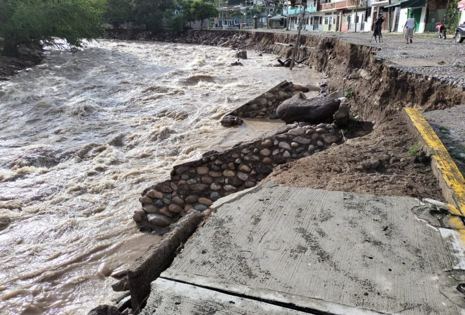 Deslave de calle por crecida de río cuale