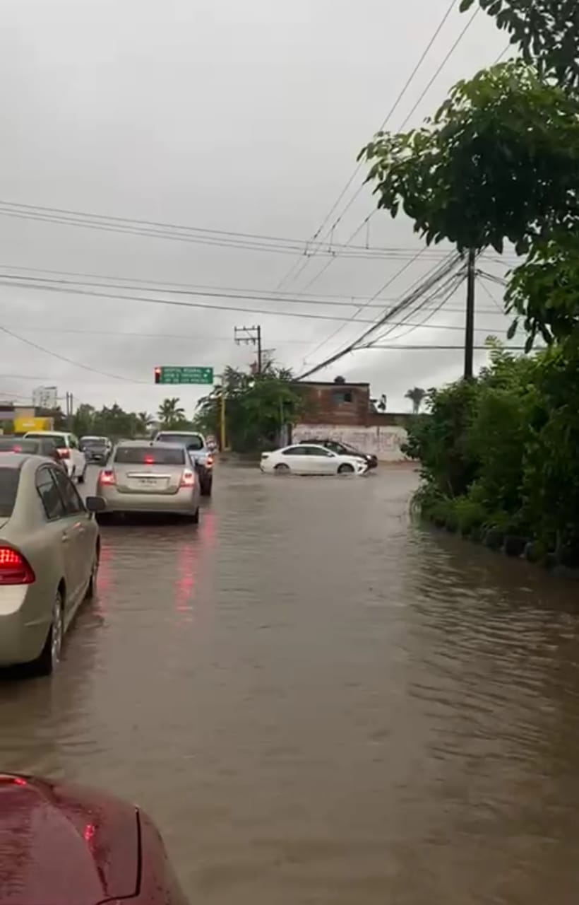 Calle de Vallarta inundada por lluvias de Lidia