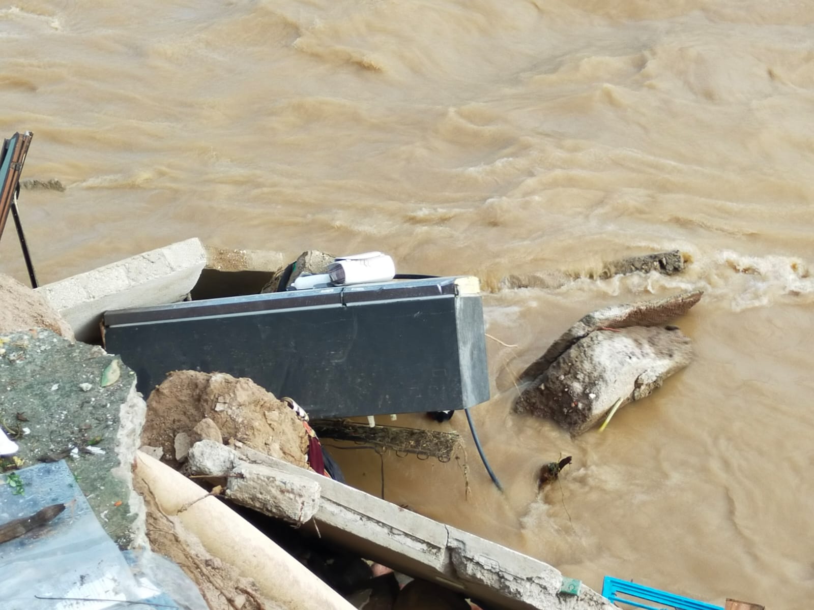 Electrodomésticos en el río Pitillal