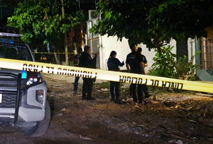 Elementos de seguridad dentro de zona acordonada en Ixtapa