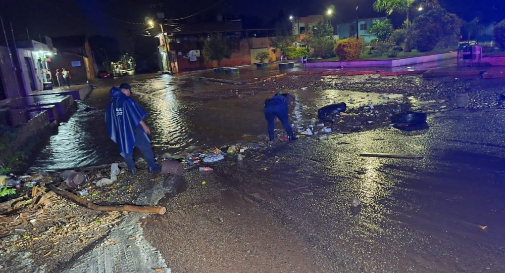 Elementos de seguridad retirando basura para evitar inundación en compostela