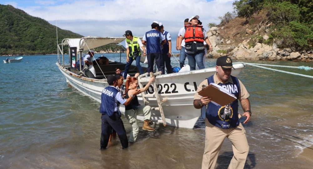 Embarcación con elementos de la marina y funcionarios