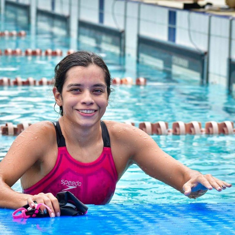 Emilia Gabriela González en la piscina