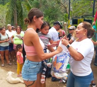 Entrega de despensas en Boca de Tomatlán