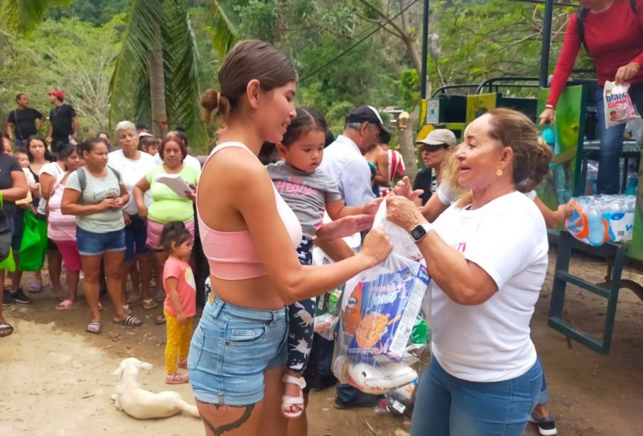 Entrega de despensas en Boca de Tomatlán