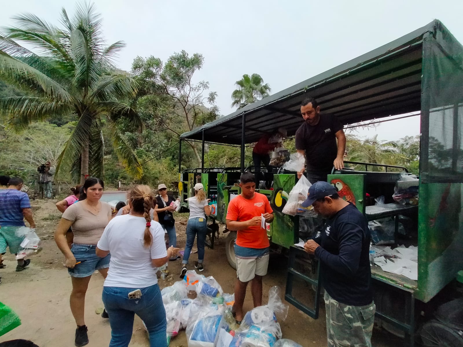 Familias de Boca de Tomatlán recibiendo despensas